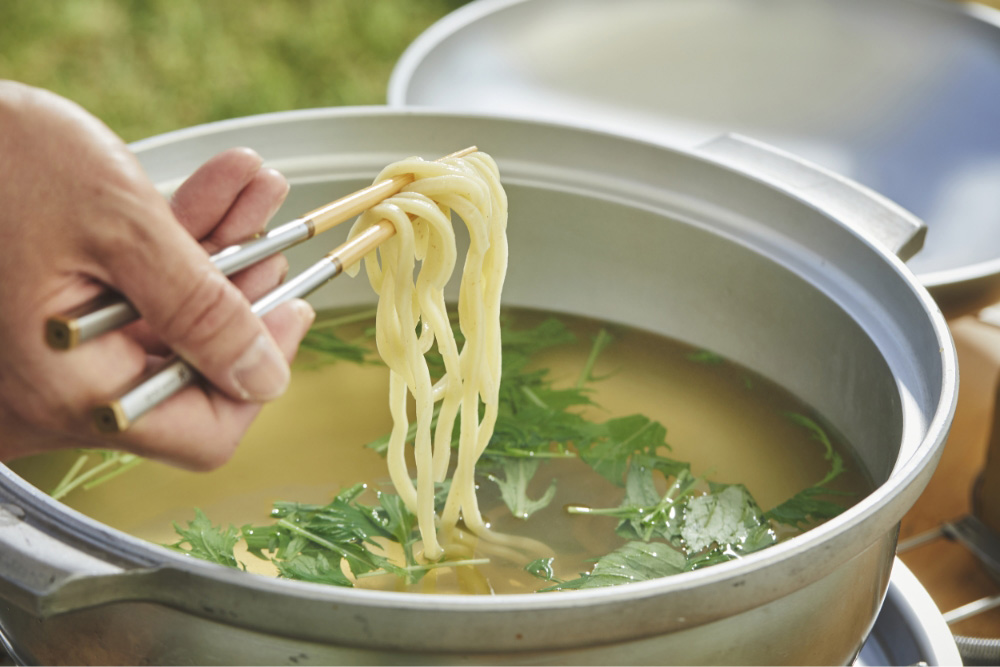 キャンプシーンでの冷凍うどんイメージ画像