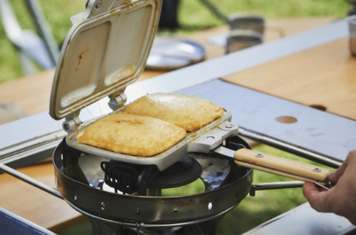 キャンプシーンでのキャンプ飯の調理イメージ２