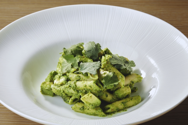 パクチーとアボカドのジェノベーゼ風