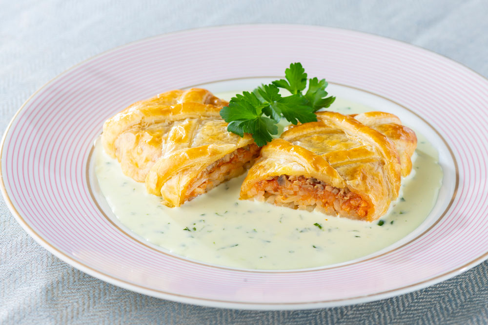 Pâté en croûte à la sauce bolognaise et aux nouilles udon うどんのミートソースパイ包み　バジルクリームソース（愛知県立瑞陵高等学校　Brigade de cuisineさん作品）